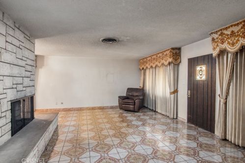 8346 Wakefield Ave, Van Nuys, CA 91402-3752