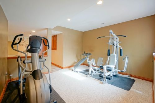 802 Bluespruce Cir, Chenequa WI 53029-8679 exterior