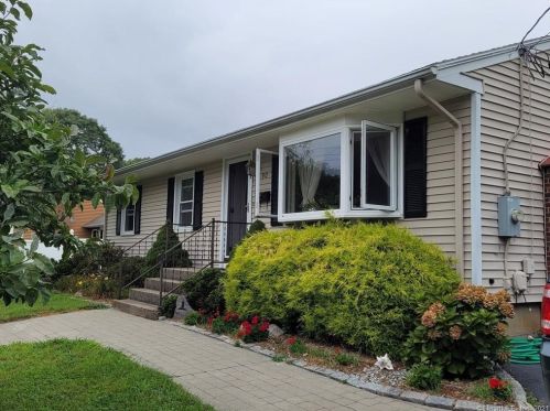 90 Chestnut Hill Rd, Groton CT  06340-6044 exterior
