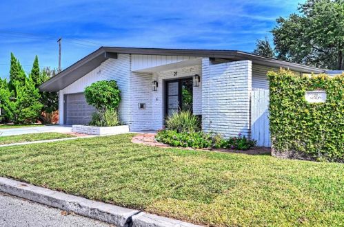 21 Cedar Lawn Dr, Galveston, TX 77551-4633