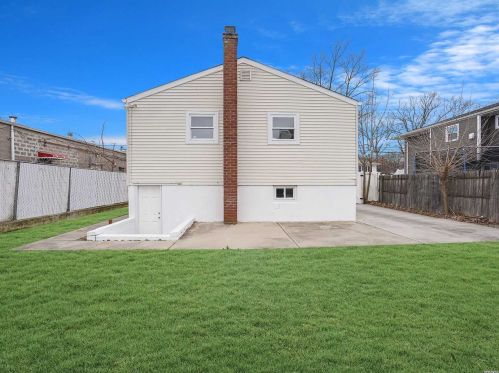 586 8th St, North Lindenhurst, NY 11757-4615