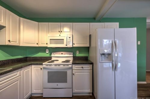 25 Wayne Rd, Milford CT  06460-3843 exterior