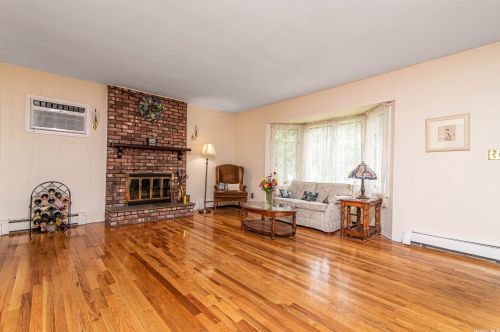 305 9th Ave, Elwood NY  11731-2127 exterior