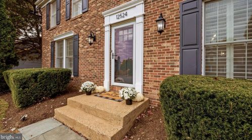 12524 Misty Water Dr, Herndon, VA 20170-5702