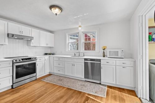 3 Riverside Pl, Gales Ferry CT  06335-1442 exterior