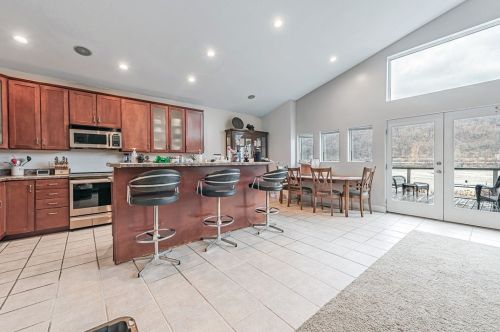 10 Chamber Plz, North Charleroi PA  15022-1601 exterior