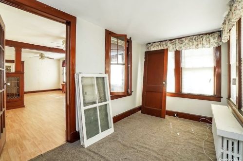 180 6th St, North Lindenhurst, NY 11757-1113