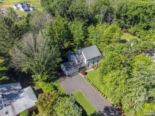 2 Sparrowbush Rd, Mahwah NJ  07430-1525 exterior