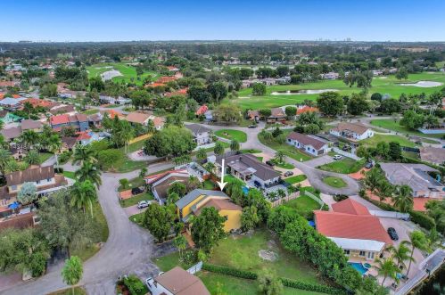 7692 Oakmont Cir, Hialeah FL  33015-2046 exterior
