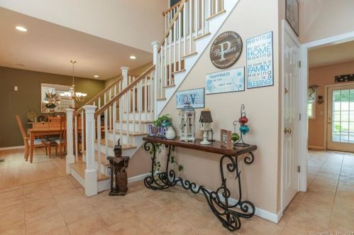 16 Patricks Ct, Wallingford CT  06492-2692 exterior