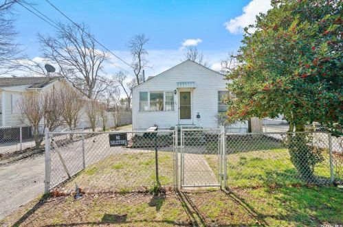 144 Woodrow Pkwy, Babylon, NY 11704-7337