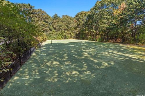4 Honeysuckle Ln, East Quogue NY  11942-3624 exterior