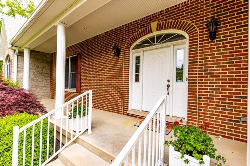 5800 Forest Ridge Dr, Miami, OH 45056-8503