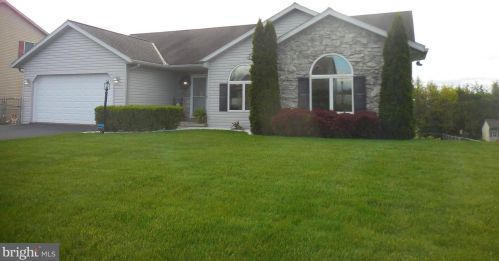 1114 Hunters Chase Ln, Lebanon PA  17046-1575 exterior