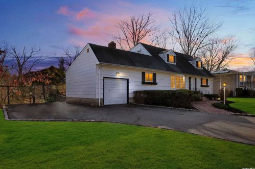 16 Ringler Dr, Elwood, NY 11731-4423