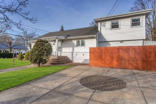 1147 Bellmore Rd, North Bellmore NY  11710-3701 exterior