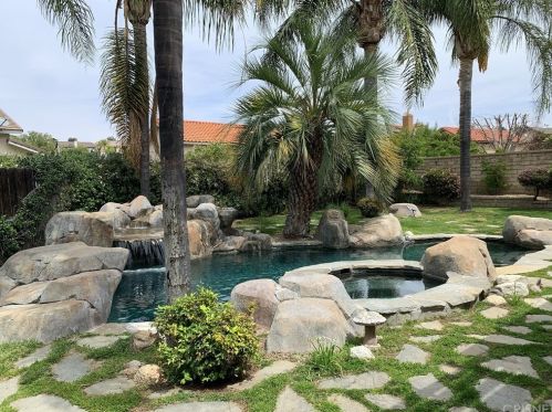 20443 Lisa Gail Dr, Santa Clarita, CA 91350-1966