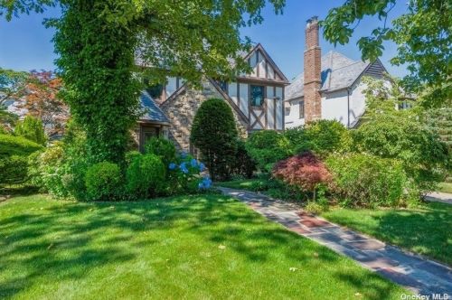 9 Marlborough Ct, Rockville Centre, NY 11570-1822