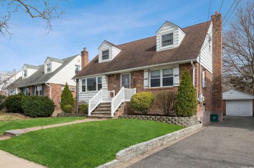 313 Bixley Heath, Lynbrook, NY 11563-3157