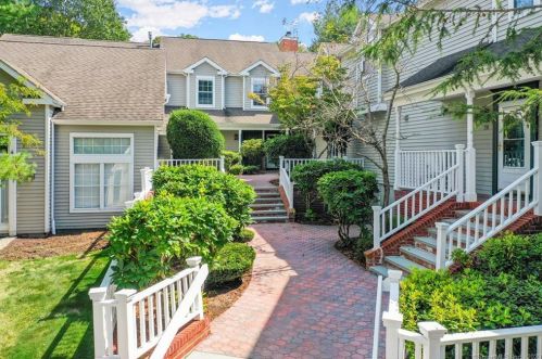 172 Mayfield Dr, Bridgeport, CT 06611-2358