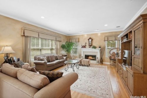 81 Stoothoff Rd, Elwood NY  11731-3917 exterior