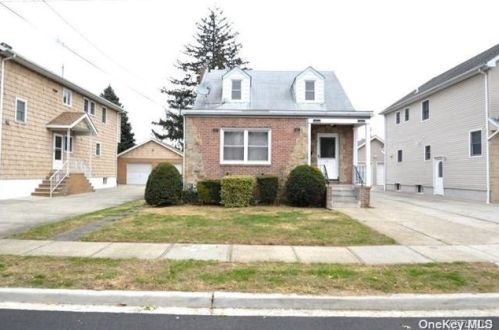 152 6th St, New Hyde Park NY  11040-4112 exterior