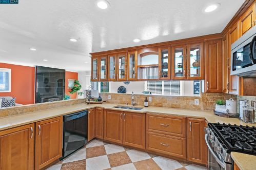 11655 Betlen Dr, Pleasanton CA  94568-2715 exterior