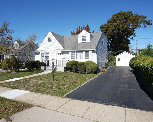 830 Helene St, North Wantagh, NY 11793-1622