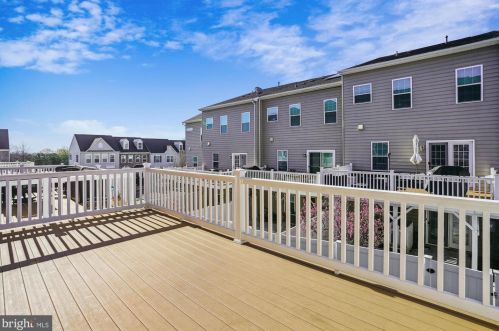 1739 Rockledge Ter, Woodbridge VA  22192-2512 exterior