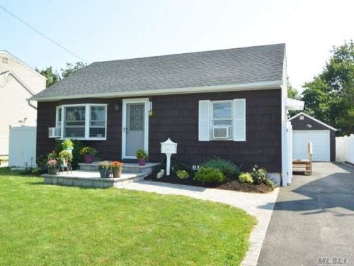 81 Conklin St, Deer Park, NY 11729-3321