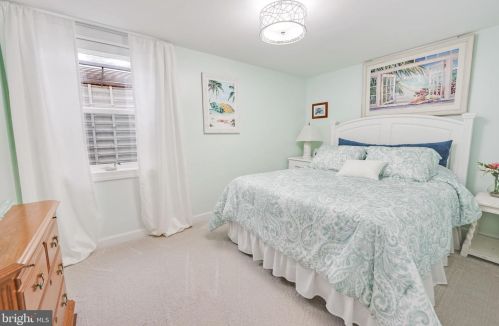 6917 Kingwood Dr, Falls Church VA  22042-3809 exterior