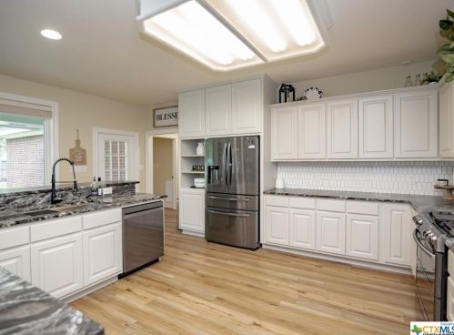 101 Legend Dr, Victoria TX  77904-3854 exterior