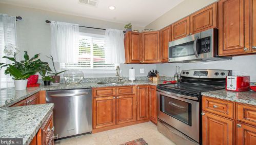 1564 Goldenrain Ct, Herndon VA  20190-4036 exterior