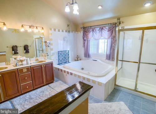 32 Sunrise Ct, Southampton PA 18966-1981 exterior