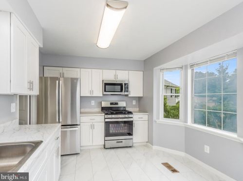 10129 Schoolhouse Woods Ct, Springfield, VA 22015-2725
