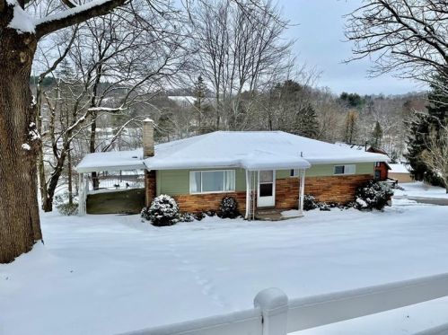 103 Caldwell Dr, Jeannette, PA 15644-4033