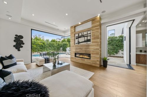 5128 Noble Ave, Van Nuys CA  91403-1376 exterior