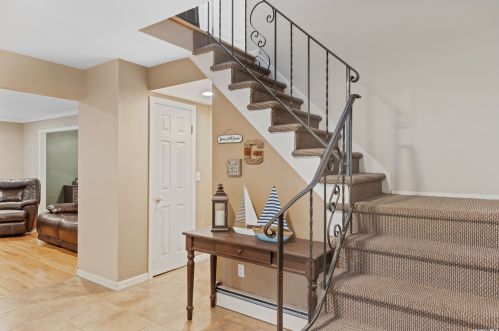 10 Reynolds Rd, Shoreham, NY 11786-1940