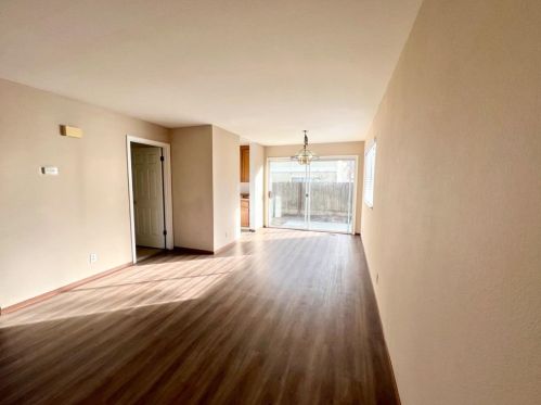 1050 Apple Ct, Hollister, CA 95023-4127