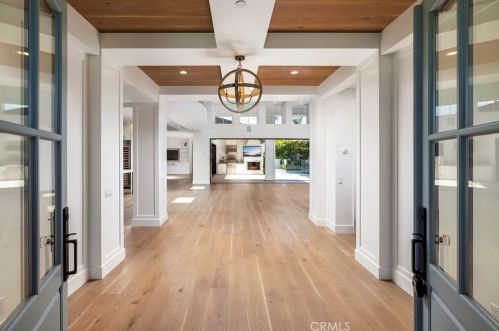 320 Fullerton Ave, Newport Beach CA  92663-5117 exterior