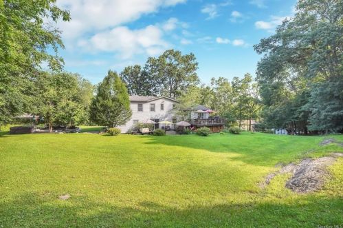 12 Mcnamara Dr, Camp Bell Hall, NY 10916-2427