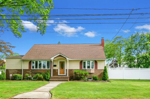 103 Chelsea Ave, Babylon, NY 11704-3932