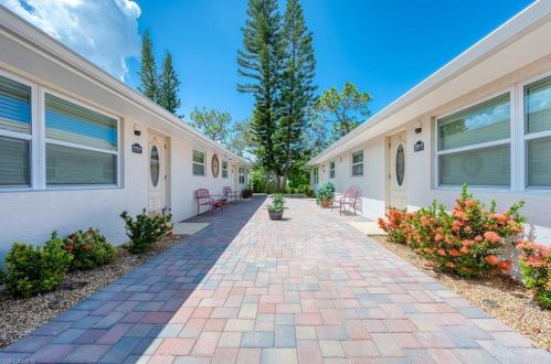 670 97th Ave, Naples, FL 34108-2281