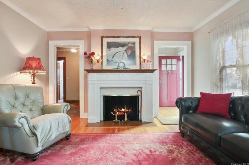 48 Prairie Ave, Airmont, NY 10901-6230