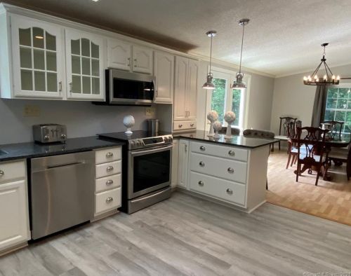 8 Cypress Rd, Uncasville CT  06382-1420 exterior