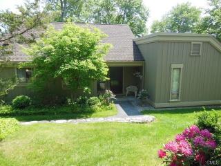 18 Heritage Vlg, Southbury, CT 06488-1643