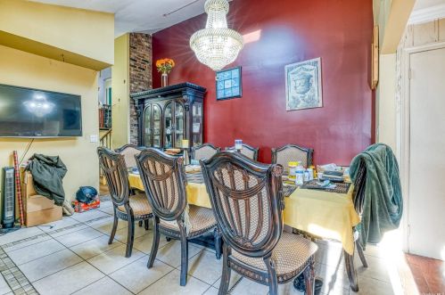 1 Greentree Cir, Westbury NY  11590-1510 exterior