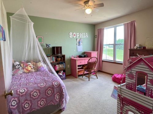 614 Hunter Oaks Blvd, Watertown WI  53094-7730 exterior