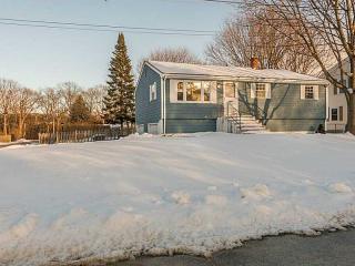 4 Laurel Ln, Lincoln, RI 02865-1212