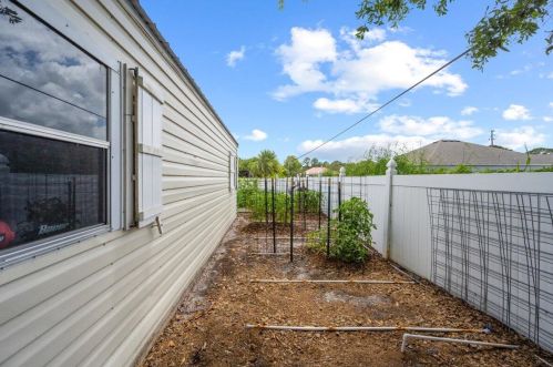 107 Hawthorne Cir, Fort Pierce FL 34953-3524 exterior